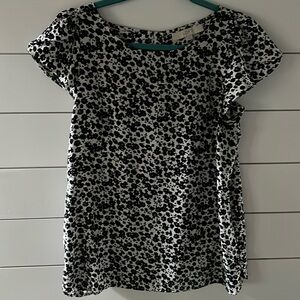 Black-and-white floral print short sleeve blouse with button up back size small